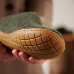 Tfler i uld med naturgummisl honey grn | Glerups