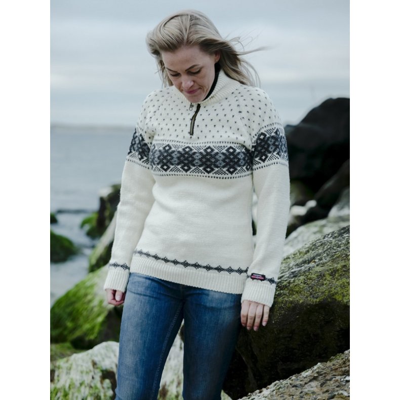 Norsk striktrje. Hvid pullover til kvinder. 100 pct uld