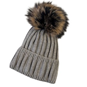 Strikhue dame m�rk beige med pelskvast | Andrea Charm