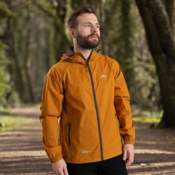 Outdoor regnjakke unisex - gul-orange med gr lynls. I pose | Qikpac Trespass